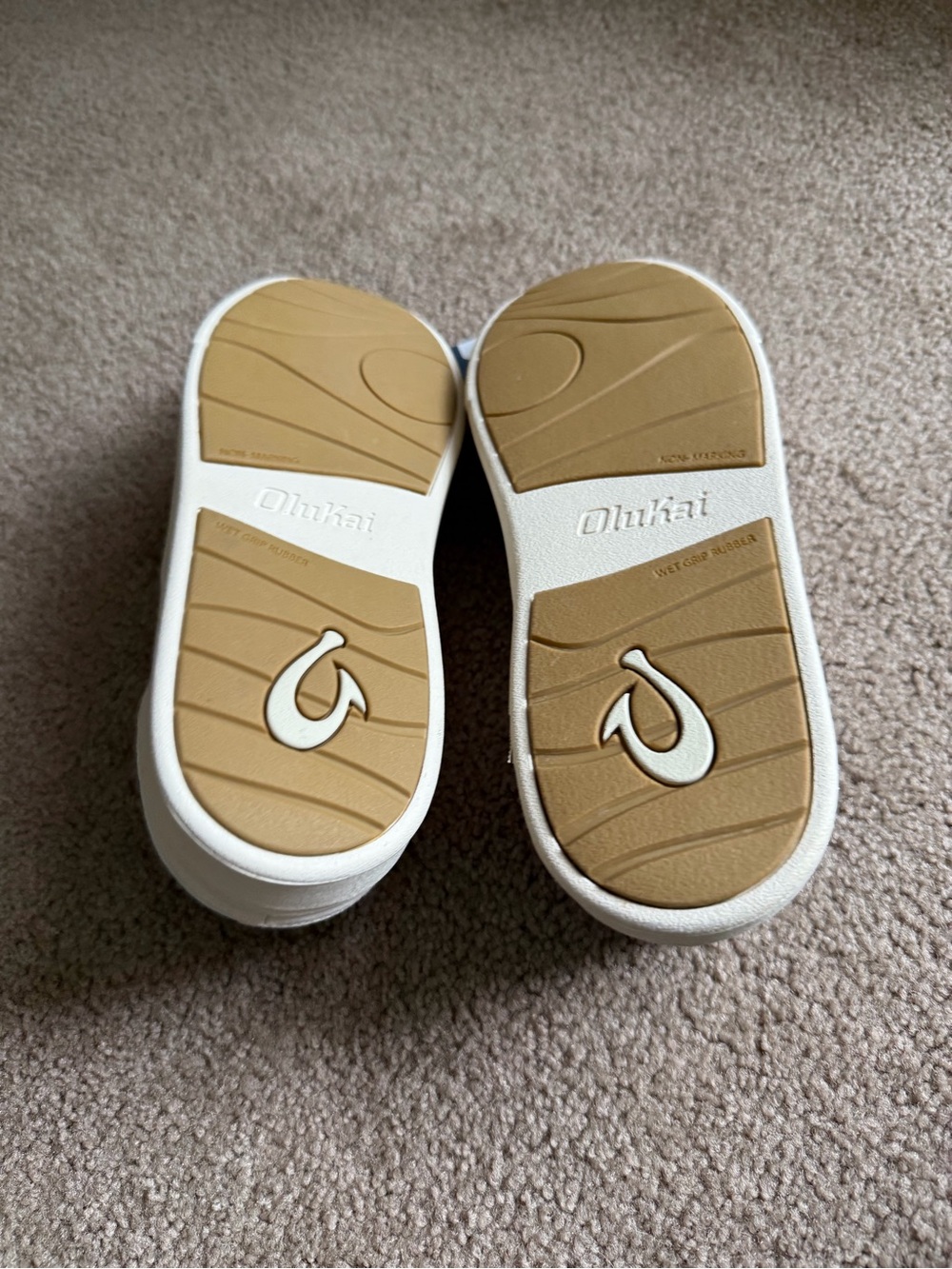 OluKai Kohu Low-Top Sneaker in Cream with light foam green on heel - Picture 5 of 5